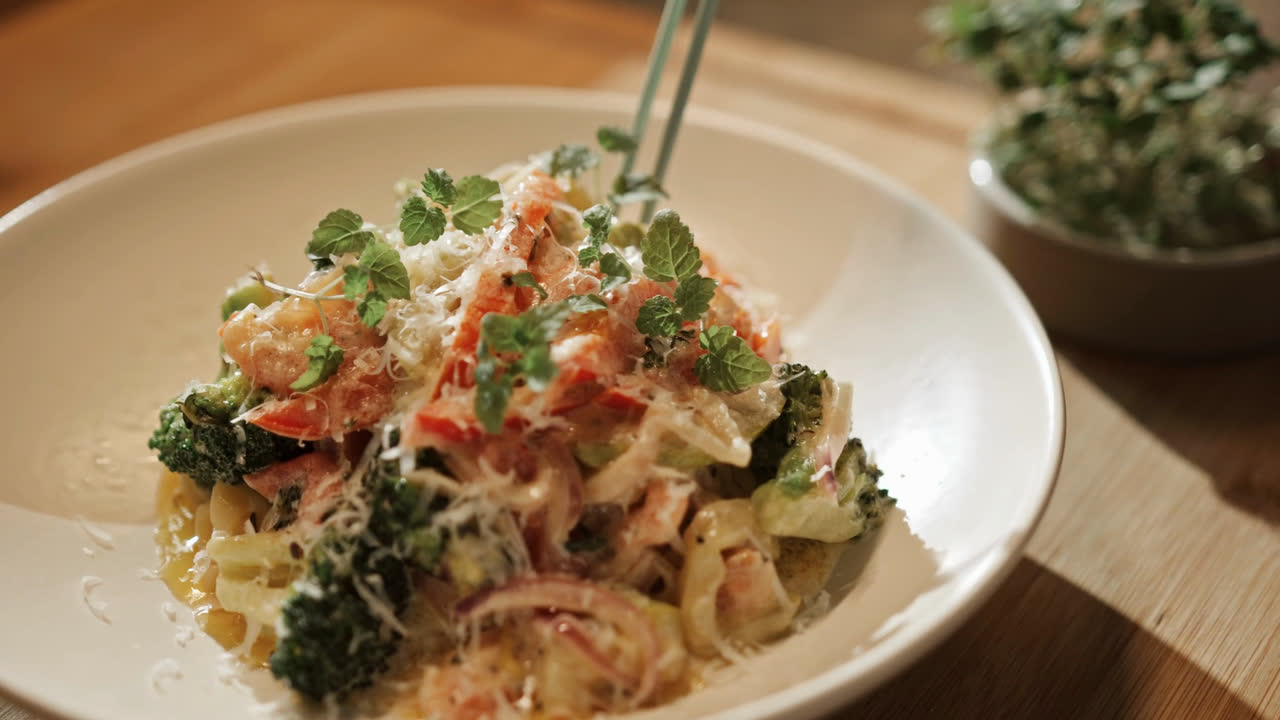 Clip original: un plato de pasta con verduras, sin editar